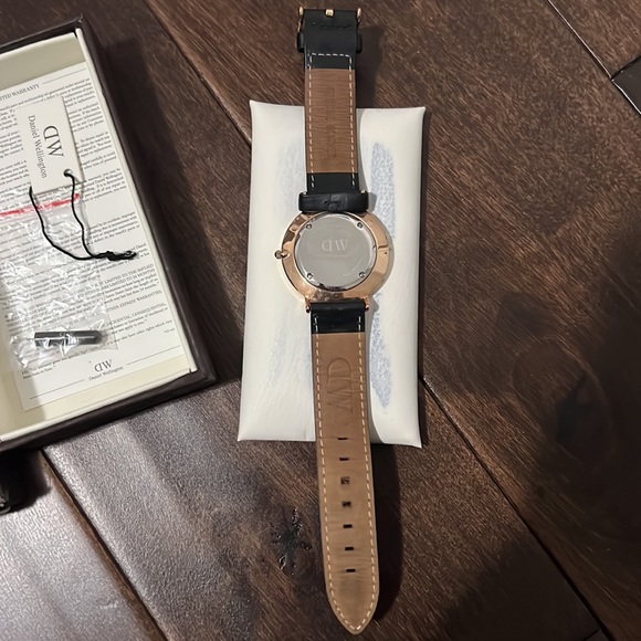 Daniel wellington black leather strap with gold face - Picture 5 of 9